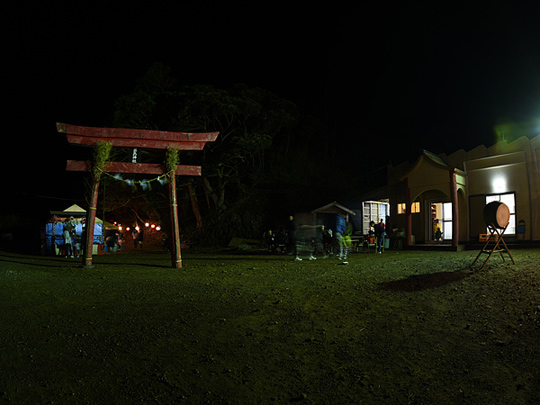 樫立三島神社例祭　赤い鳥居と夜店