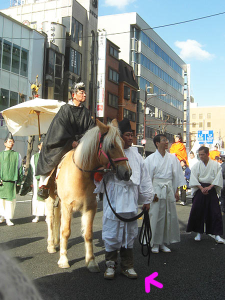 馬をひいている人の足元 馬をひいている人の足元