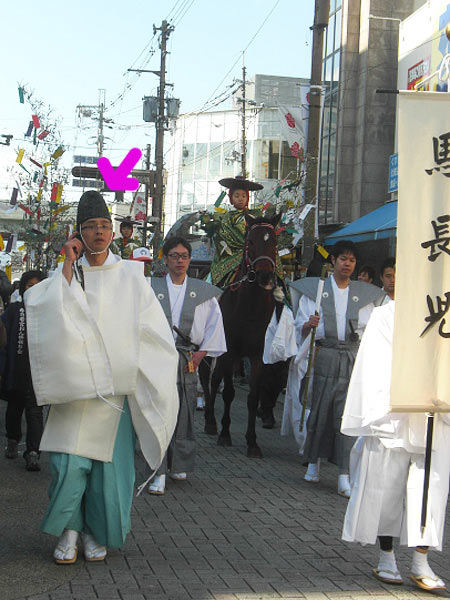 先頭に立っている神主さんのような男性 先頭に立っている神主さんのような男性