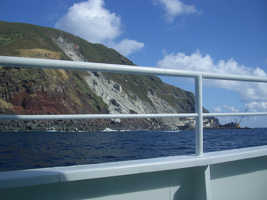 船から見えてきた青ヶ島 船から見えてきた青ヶ島