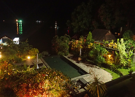 レストランから見えるプールと桟橋の夜景