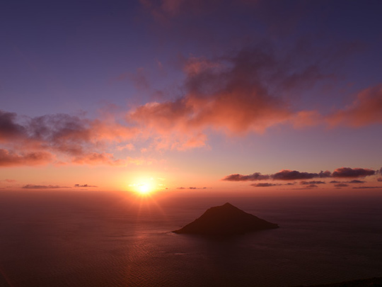 八丈小島と夕陽