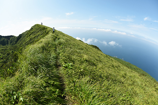 八丈富士のカルデラの縁