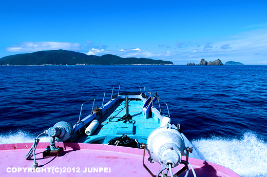 島へ向かう船からの景色