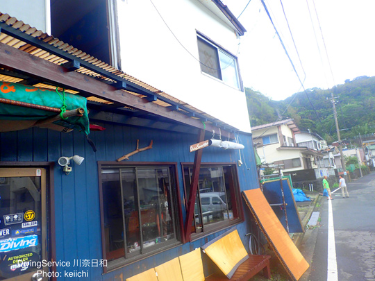 台風通過後の店前の様子、、、天気が回復したのでとにかく天日干しに！