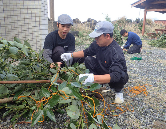 海底に結び付けるためのロープを取り付けておきます