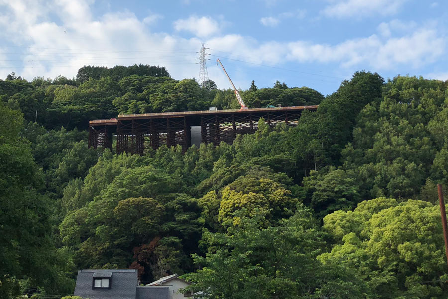 下から見た作業用の足場