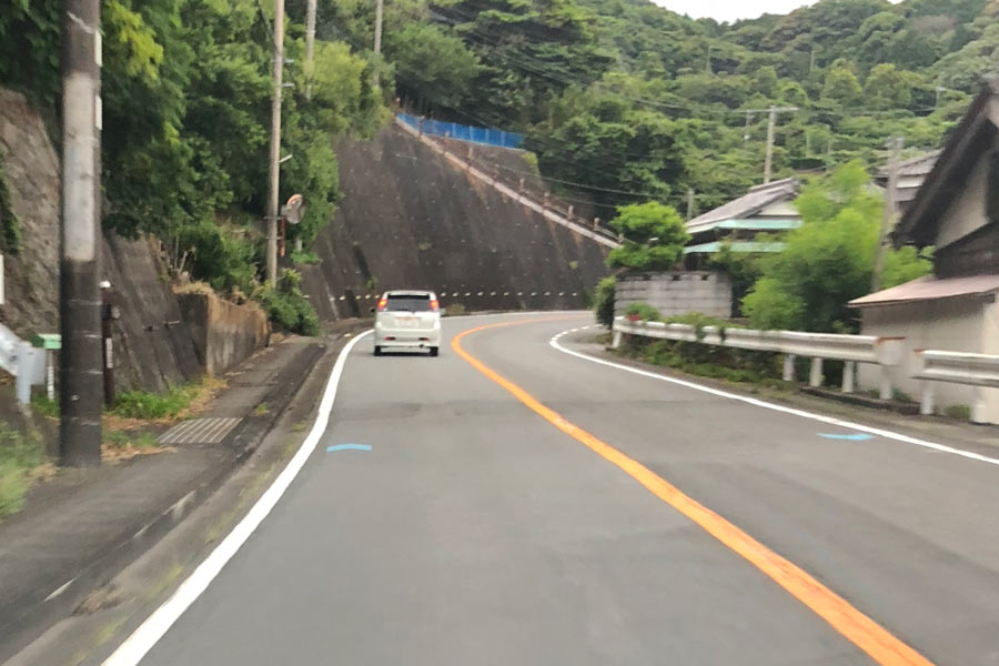 路面に青い矢印が