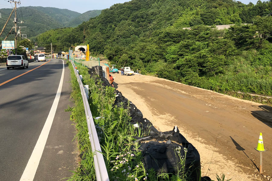 R136号線と船原川の間に新しい道路 R136号線と船原川の間に新しい道路