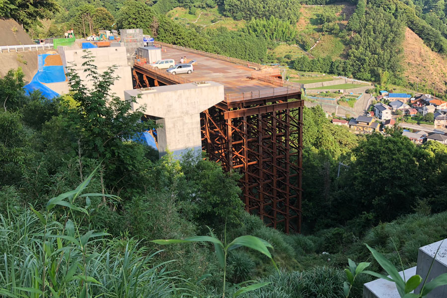 里見橋（3号橋）の橋脚と作業用の足場