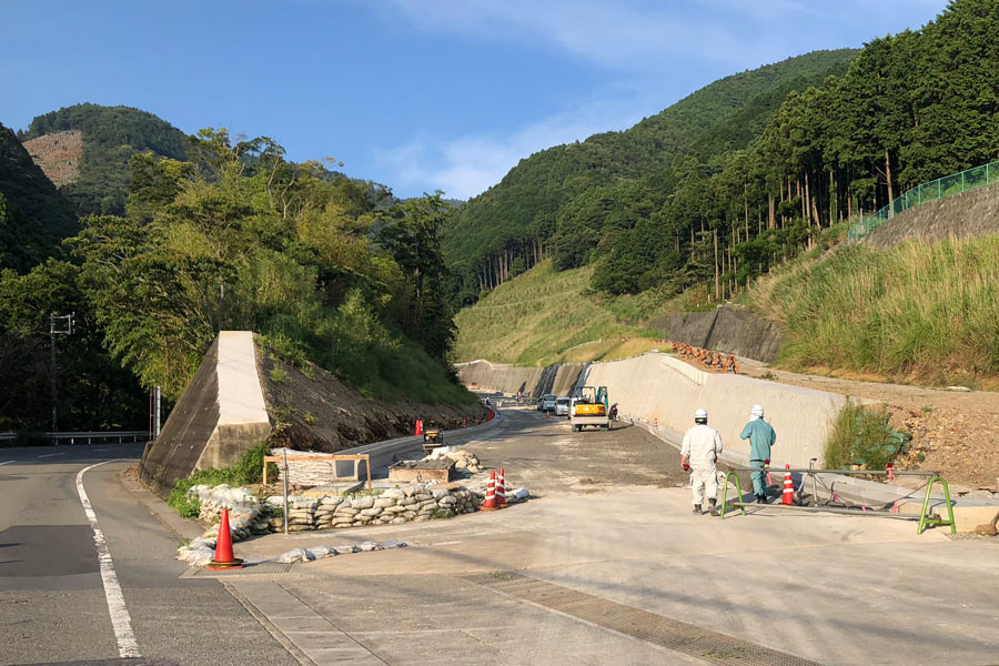下った先、現道との接続地点 下った先、現道との接続地点