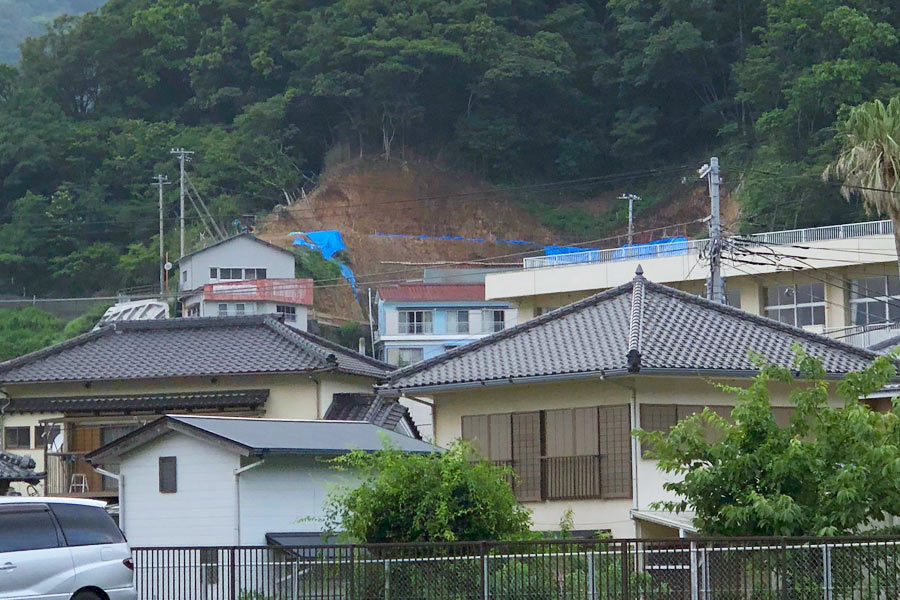旧田子中学校の先、弁天山の山肌にブルーシートが
