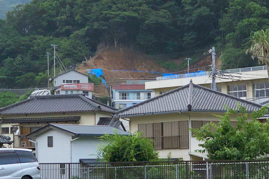 旧田子中学校の先、弁天山の山肌にブルーシートが 旧田子中学校の先、弁天山の山肌にブルーシートが