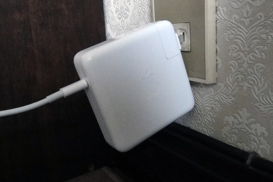 重さで抜けた電源アダプタ 重さで抜けた電源アダプタ