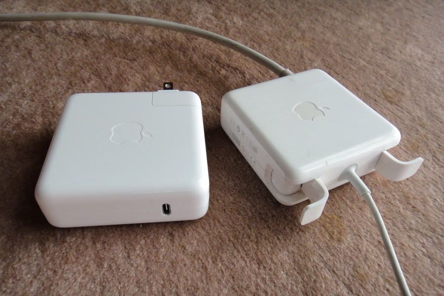 新旧の電源アダプタ