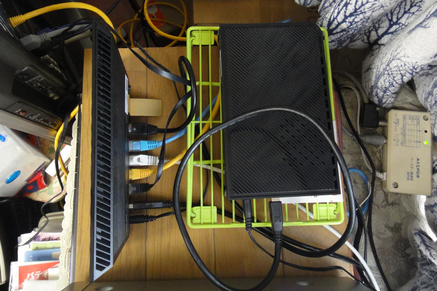 HDはRT-AC85Uの裏に HDはRT-AC85Uの裏に