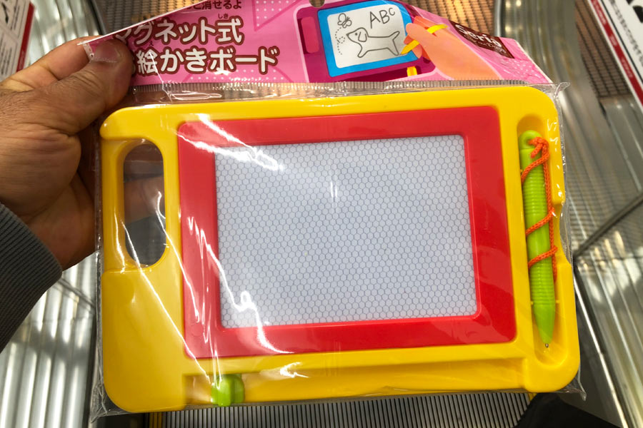 108円のマグネット式お絵かきボード 108円のマグネット式お絵かきボード
