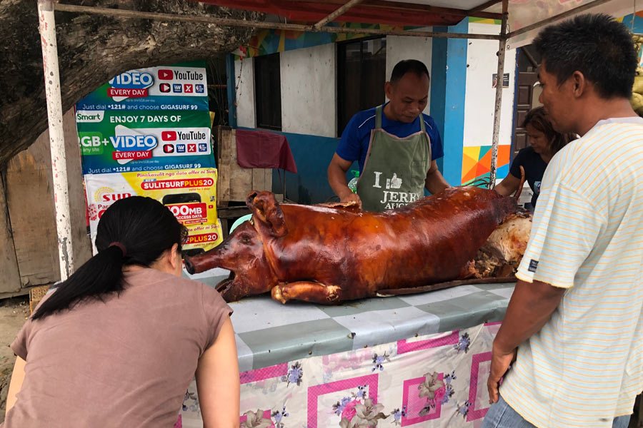 フィリピン名物の豚の丸焼き、レチョン