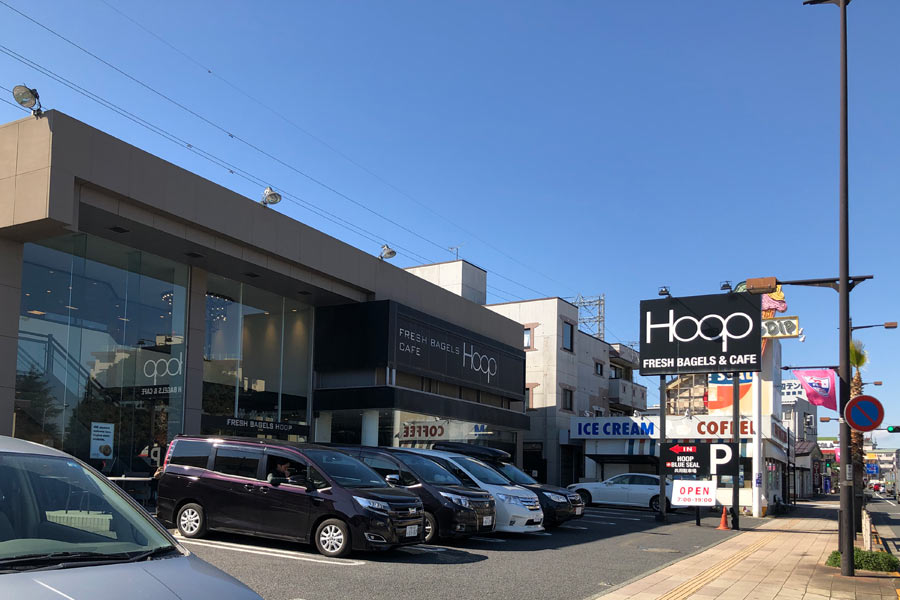 Hoopとブルーシールの共有駐車場