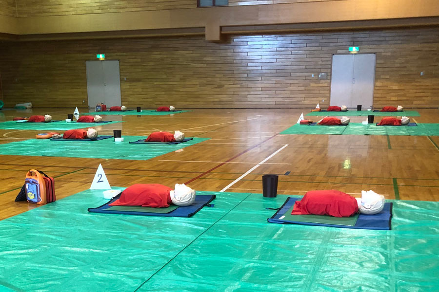 リトル アンがたくさん用意された立川防災館3階の体育館