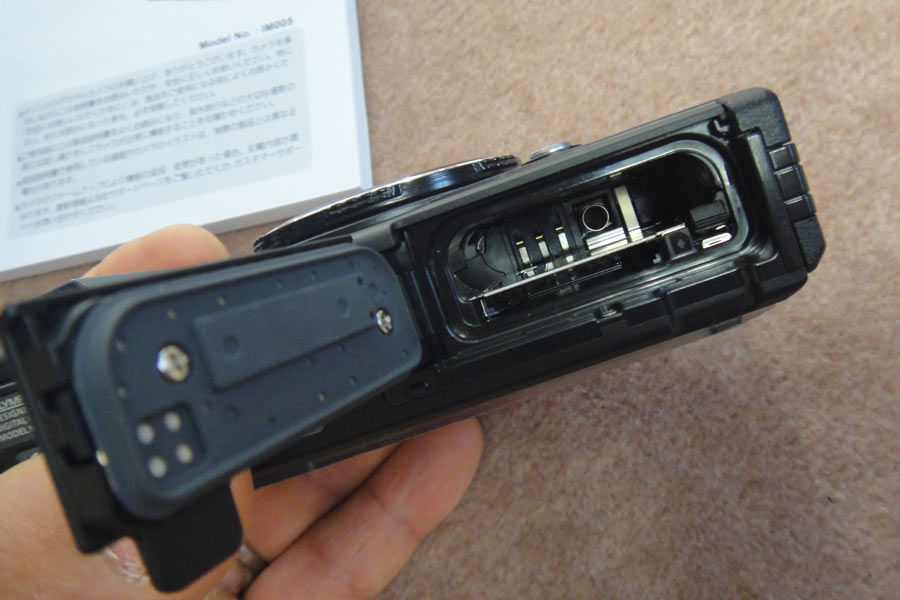 底面の電池/カードカバー 底面の電池/カードカバー