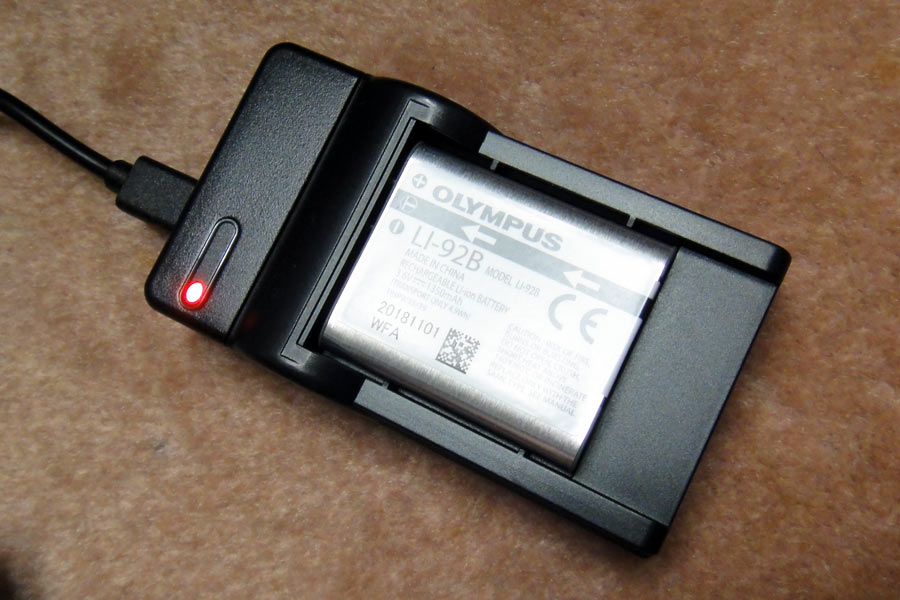 充電中のLI-92B 充電中のLI-92B