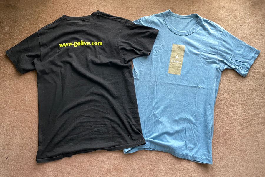 GoLive SystemsとApple think differencのTシャツ