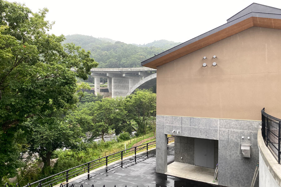 裏手を流れる狩野川