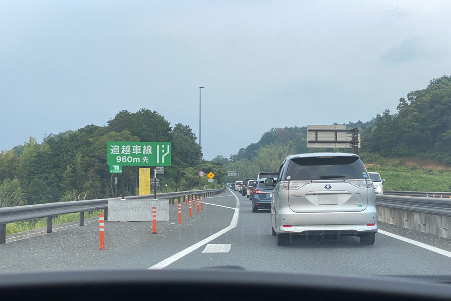 追越車線の案内板