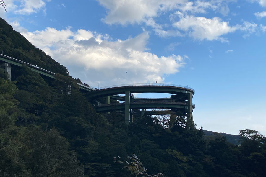 大滝遊歩道から見たループ橋