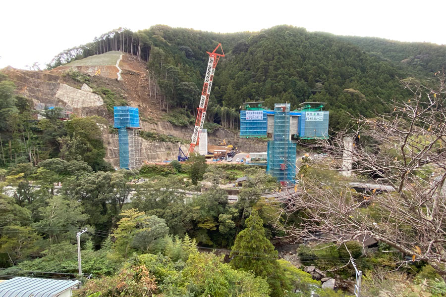 建築中の橋脚