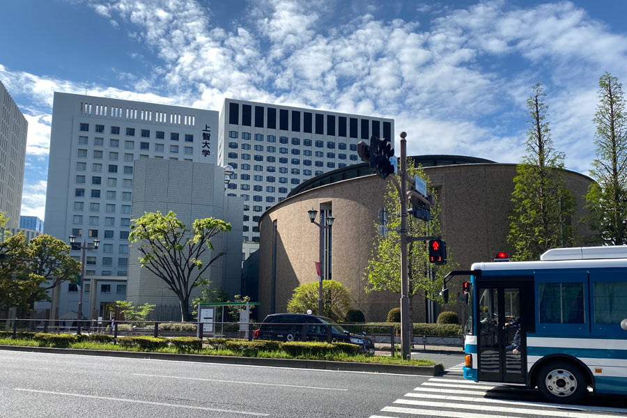 麹町大通りの向こう側には上智大学