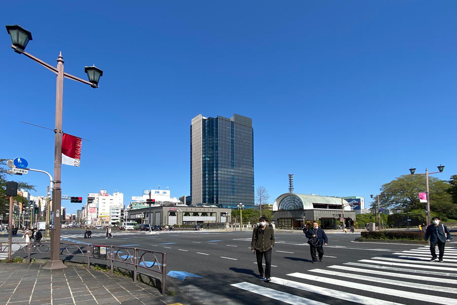 四ツ谷駅舎の後ろには31階建てのYOTSUYA TOWER