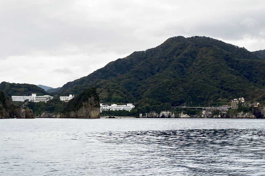 海側から見た堂ヶ島のホテル