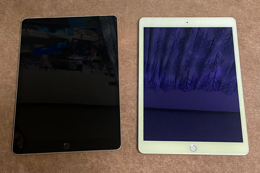 iPad 第9世代と8th Generationの液晶面