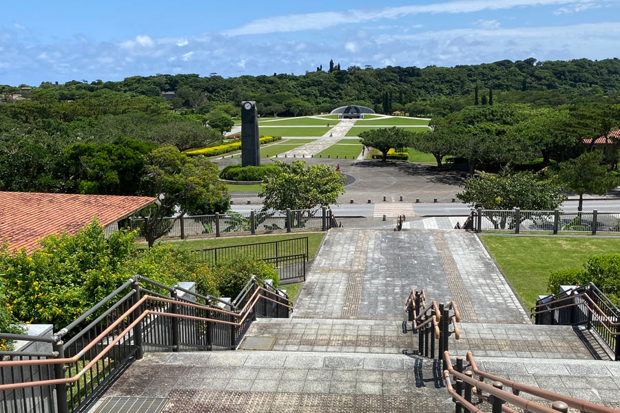 沖縄平和祈念堂前から見た平和の礎（いしじ）