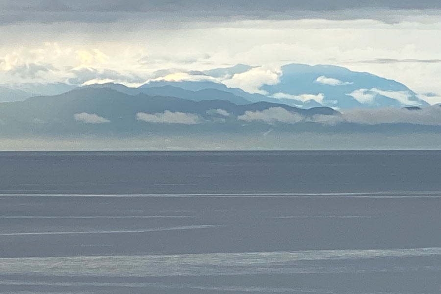 山肌に雲が浮かんでる