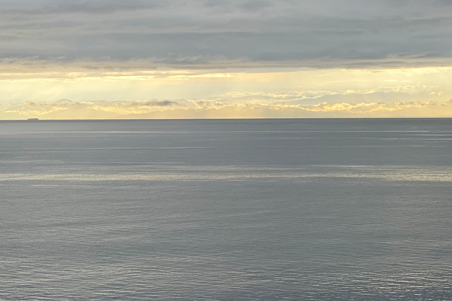 雲と海の間がオレンジ色に