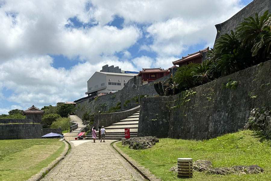 見慣れない大きな建物