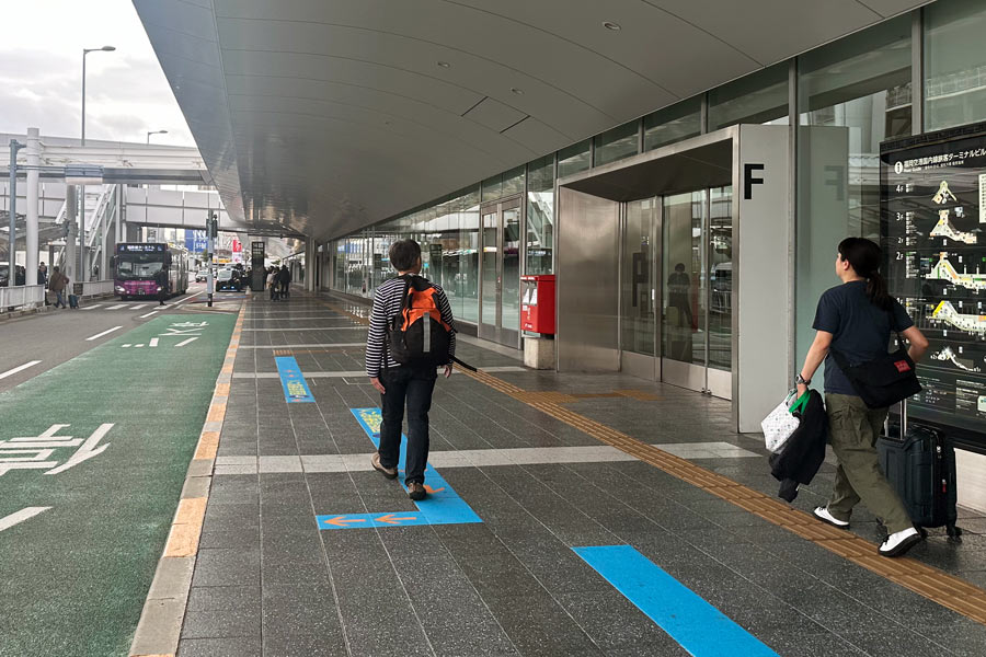 中央のE出口前の横断歩道