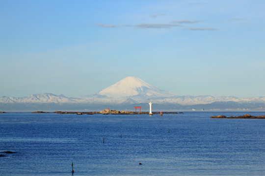 富士山と名島の鳥居と葉山灯台