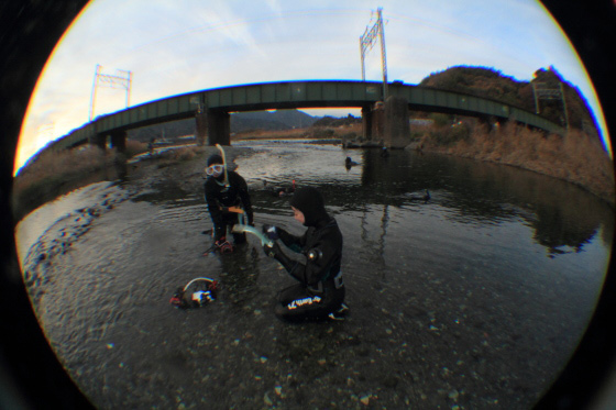 川に入って撮影している私たち